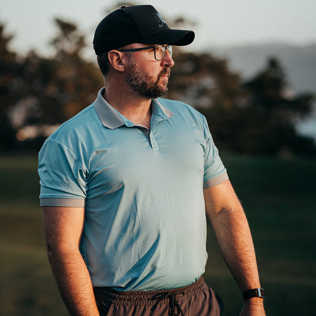 Skull & Bogeys Elemental men’s two-tone golf polo with matte gray collar and sleeve bands, front view